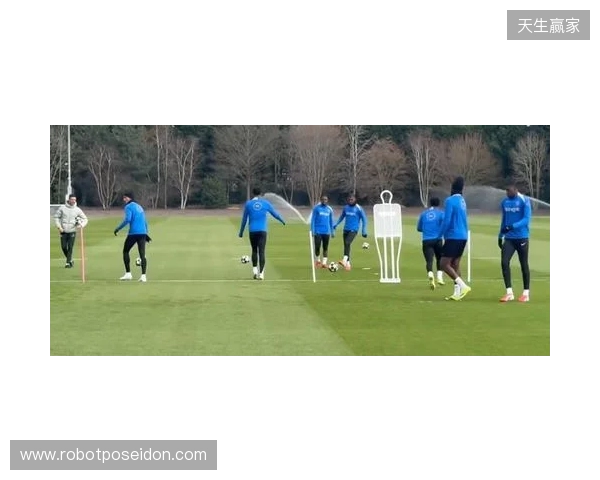 跟队:埃斯特旺参加了切尔西的公开训练,里斯、约恩森缺席 跟队:埃斯特旺参加了切尔西的公开训练,里斯、约恩森缺席